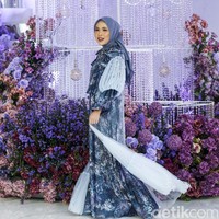 Fashion show koleksi baju Lebaran 2023 dari Vanila Hijab yang menghadirkan busana serba bunga, berlangsung di Manor, Depok, Jawa Barat. Foto: Grandyos zafna/detikcom.