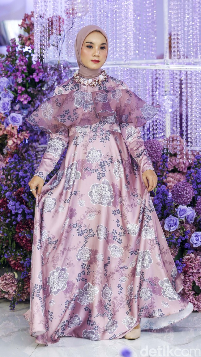 Fashion show koleksi baju Lebaran 2023 dari Vanila Hijab yang menghadirkan busana serba bunga, berlangsung di Manor, Depok, Jawa Barat. Foto: Grandyos zafna/detikcom.