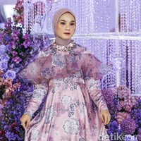 Fashion show koleksi baju Lebaran 2023 dari Vanila Hijab yang menghadirkan busana serba bunga, berlangsung di Manor, Depok, Jawa Barat. Foto: Grandyos zafna/detikcom.