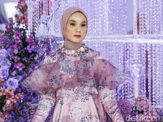 Fashion Show Vanilla Hijab Berkonsep Rendezvous