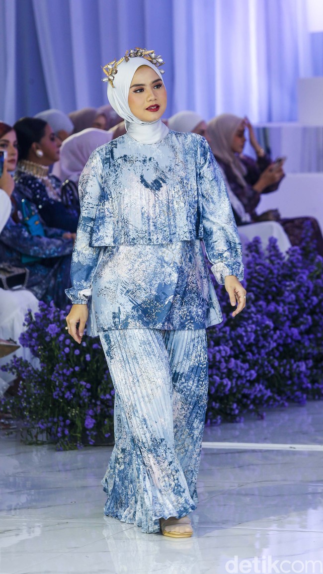 Fashion show koleksi baju Lebaran 2023 dari Vanila Hijab yang menghadirkan busana serba bunga, berlangsung di Manor, Depok, Jawa Barat. Foto: Grandyos zafna/detikcom.