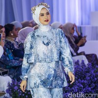 Fashion show koleksi baju Lebaran 2023 dari Vanila Hijab yang menghadirkan busana serba bunga, berlangsung di Manor, Depok, Jawa Barat. Foto: Grandyos zafna/detikcom.