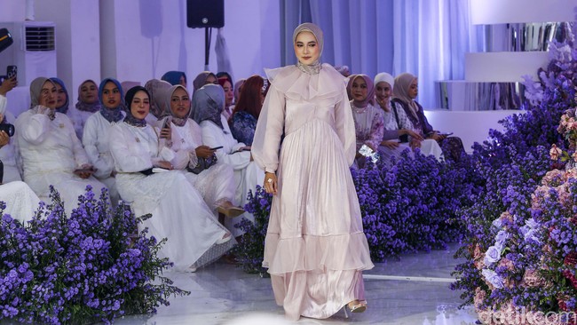 Fashion show koleksi baju Lebaran 2023 dari Vanila Hijab yang menghadirkan busana serba bunga, berlangsung di Manor, Depok, Jawa Barat. Foto: Grandyos zafna/detikcom.