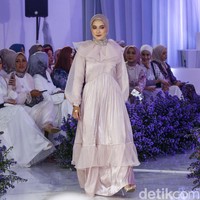 Fashion show koleksi baju Lebaran 2023 dari Vanila Hijab yang menghadirkan busana serba bunga, berlangsung di Manor, Depok, Jawa Barat. Foto: Grandyos zafna/detikcom.