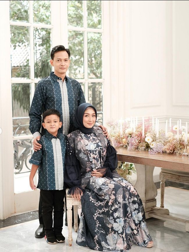 Atina menerangkan koleksi signature atau prive menggunakan bahan yang lebih premium untuk ke pesta. Salah satu koleksi premium ini ditampilkan aktor Fedi Nuril beserta istri dan anaknya. Foto: Dok. Instagram @vanillahijab.
