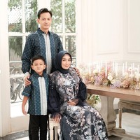 Atina menerangkan koleksi signature atau prive menggunakan bahan yang lebih premium untuk ke pesta. Salah satu koleksi premium ini ditampilkan aktor Fedi Nuril beserta istri dan anaknya. Foto: Dok. Instagram @vanillahijab.