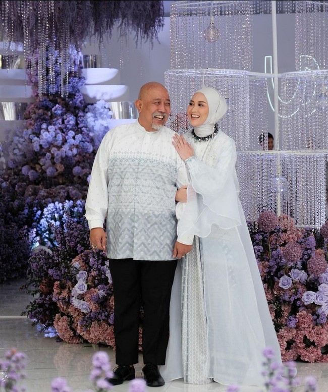 Koleksi Idul Fitri dan signature dengan mengangkat tema Delarosa yang identik dengan bunga. Di lebaran itu kan indah, cantik dan harum. Mengapa aku pilih rose? Karena mawar itu termasuk bunga yang pernah disebut di dalam Al-Quran. Kalau kita melihat Al-Quran itu bunga yang ada di surat Ar-Rahman itu bunga mawar. Itulah esensi dari Delarosa, ungkap pendiri Vanilla Hijab Atina Maulina saat ditemui Wolipop dalam Fashion Show Vanilla Hijab dalam rangkaian Vanilla Rendezvous bersama Vanilla Sisters se-Indonesia, Rabu (8/3/2023). Foto: Dok. Instagram @vanillahijab.