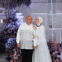 Koleksi Idul Fitri dan signature dengan mengangkat tema Delarosa yang identik dengan bunga. Di lebaran itu kan indah, cantik dan harum. Mengapa aku pilih rose? Karena mawar itu termasuk bunga yang pernah disebut di dalam Al-Quran. Kalau kita melihat Al-Quran itu bunga yang ada di surat Ar-Rahman itu bunga mawar. Itulah esensi dari Delarosa, ungkap pendiri Vanilla Hijab Atina Maulina saat ditemui Wolipop dalam Fashion Show Vanilla Hijab dalam rangkaian Vanilla Rendezvous bersama Vanilla Sisters se-Indonesia, Rabu (8/3/2023). Foto: Dok. Instagram @vanillahijab.
