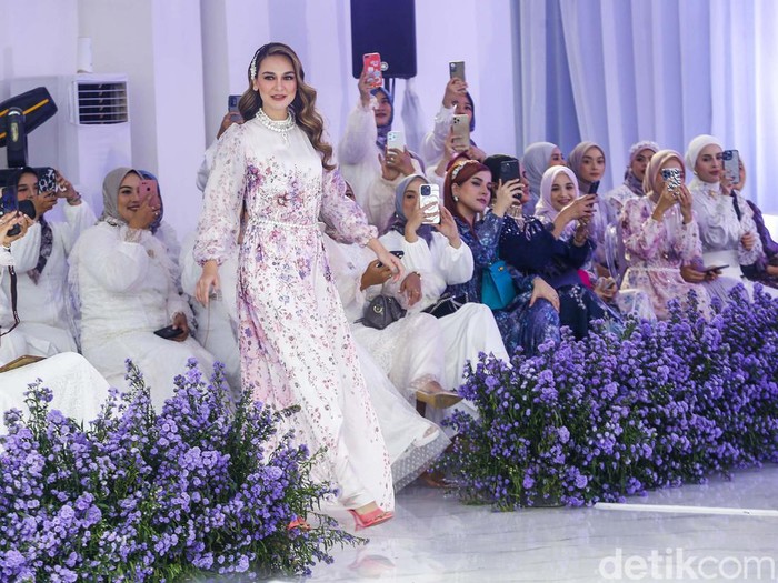 Fashion Show Vanilla Hijab yang mengusung tema Delarosa, di The Manor Andara, Rabu (8/3/2023).