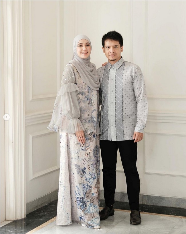 Dhini Aminarti dan Dimas Seto menjadi pasangan pilihan Vanilla Hijab untuk menjadi model baju Lebaran 2023 mereka karena dianggap menginspirasi. Foto: Dok. Instagram @vanillahijab.