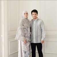 Dhini Aminarti dan Dimas Seto menjadi pasangan pilihan Vanilla Hijab untuk menjadi model baju Lebaran 2023 mereka karena dianggap menginspirasi. Foto: Dok. Instagram @vanillahijab.