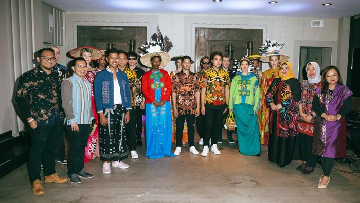 Fashion Show Wastra di LA