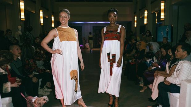 Fashion Show Wastra di LA