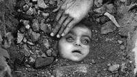 Pemakaman seorang anak tak dikenal setelah tragedi gas Bhopal, sebuah ledakan di Union Carbide yang melepaskan gas beracun yang menewaskan lebih dari 2000 orang pada bulan Desember 1984. (Foto: Reddit)