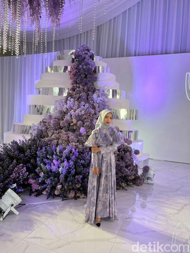 Gaya Fuji pakai hijab saat di acara fashion show Vanilla Hijab.