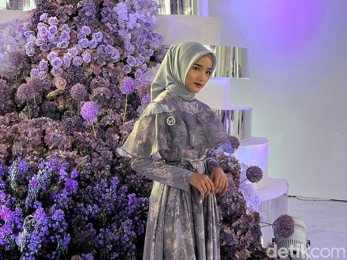 Gaya Fuji pakai hijab saat di acara fashion show Vanilla Hijab.