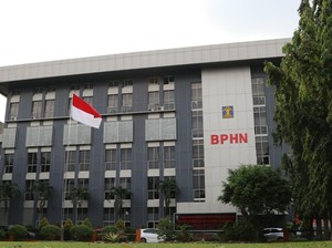 Sepeda Motor Menabrak Mobil Parkir di Bahu Jalan, Siapa yang Salah?