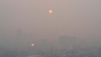 Pemandangan kota Bangkok di tengah polusi udara saat matahari terbit, Thailand, 7 Maret 2023.