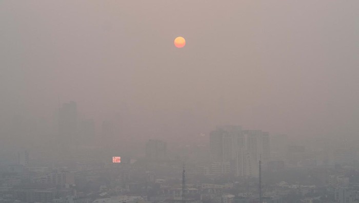 A view of the Bangkok city amid air pollution during sunrise, Thailand, March 7, 2023. REUTERS/Athit Perawongmetha
