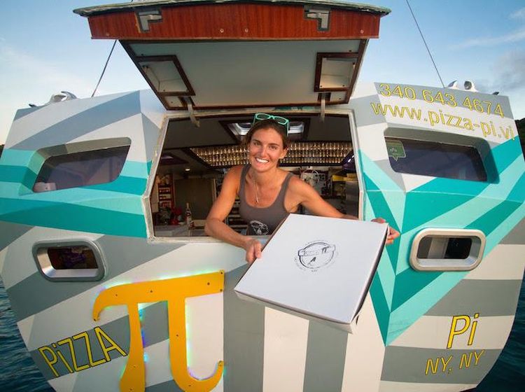 Gokil! Restoran Pizza Ini Letaknya di Tengah Lautan Kepulauan Karibia