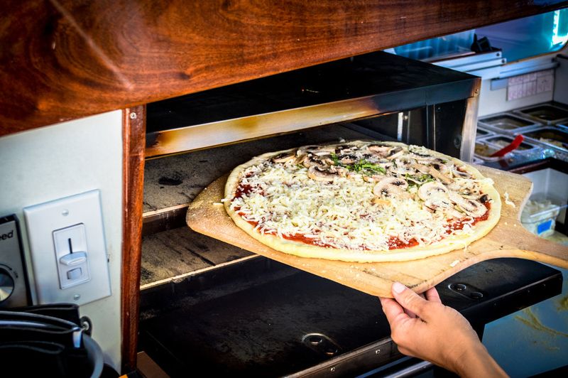 Gokil! Restoran Pizza Ini Letaknya di Tengah Lautan Kepulauan Karibia