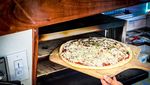 Gokil! Restoran Pizza Ini Letaknya di Tengah Lautan Kepulauan Karibia