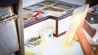 Pembeli juga bisa melihat langsung proses pembuatan pizza lho, sambil berjemur di tengah pantai. Foto: Pool/Site