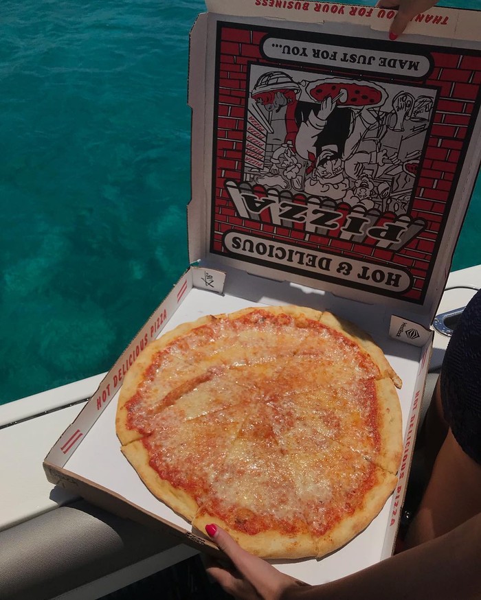 Gokil! Restoran Pizza Ini Letaknya di Tengah Lautan Kepulauan Karibia Gokil! Restoran Pizza Ini Letaknya di Tengah Lautan Kepulauan Karibia