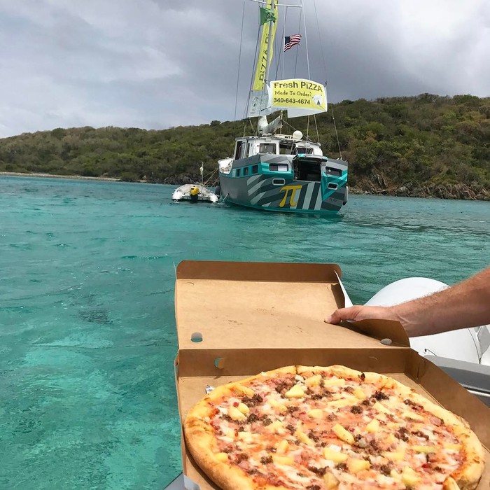 Gokil! Restoran Pizza Ini Letaknya di Tengah Lautan Kepulauan Karibia