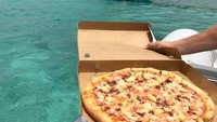 Punya konsep yang unik, Pizza Pi Vi menyajikan aneka pizza khas New York yang untuk wisatawan yang sedang wisata bahari. Konsep restoran ini mengapung di lautan, sehingga menarik perhatian banyak orang. Foto: Pool/Site