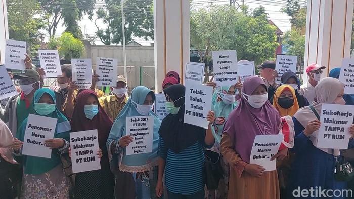 Sejumlah Desa Gupit, Kecamatan Nguter, Sukoharjo saat mendatangi Pengadilan Negeri (PN) Sukoharjo, Kamis (19/3/2023)