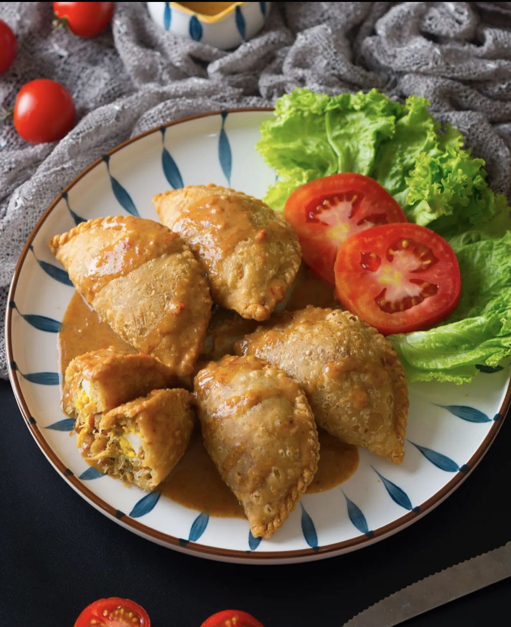 Gurih Mantap! 5 Pastel Enak dengan Cocolan Sambal Kacang Ada di Sini