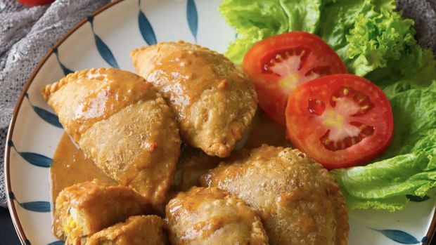 Gurih Mantap! 5 Pastel Enak dengan Cocolan Sambal Kacang Ada di Sini