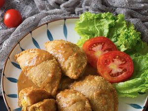 Gurih Mantap! 5 Pastel Enak dengan Cocolan Sambal Kacang Ada di Sini