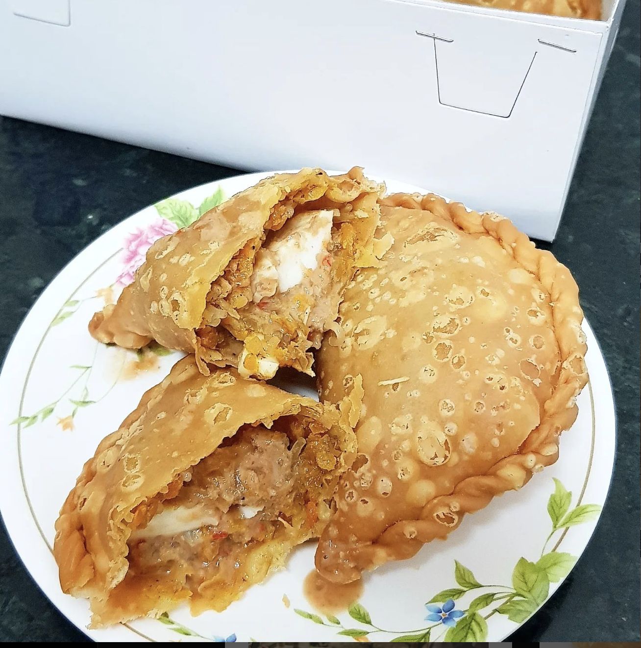 Gurih Mantap! 5 Pastel Enak dengan Cocolan Sambal Kacang Ada di Sini