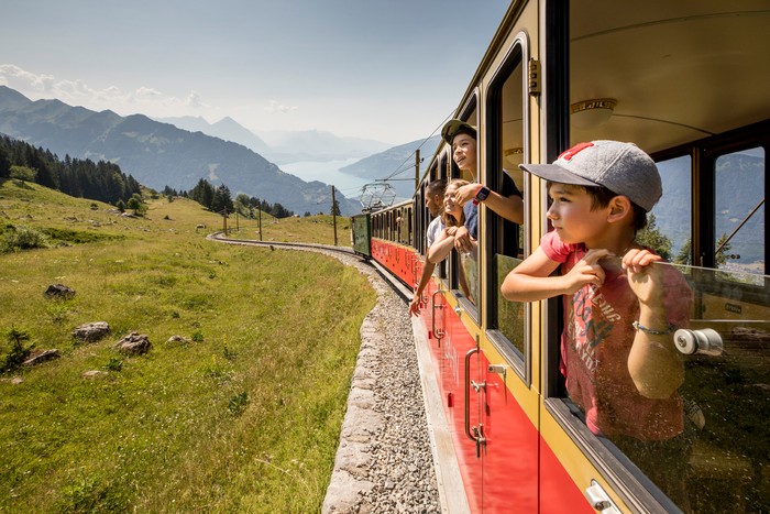 Hiking excursion on the Schynige Platte, Bernese Oberland / Wand