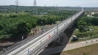 Untuk menopang kereta yang berkecepatan tinggi itu, dibutuhkan bantalan rel yang kuat nih, Sob. Per tanggal 15 Februari 2023 kemarin, akhirnya seluruh ballastless track slab sudah terpasang. 