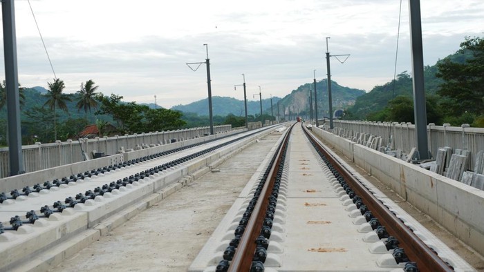 Mengutip dari Instagram @keretacepat_id (KCIC), saat ini, untuk overall dari progres pembangunan Kereta Api Cepat Pertama di Indonesia ini sudah hampir selesai.