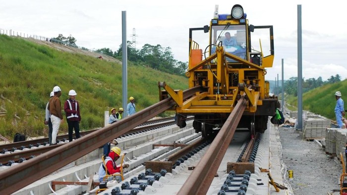 Mengutip dari Instagram @keretacepat_id (KCIC), saat ini, untuk overall dari progres pembangunan Kereta Api Cepat Pertama di Indonesia ini sudah hampir selesai.