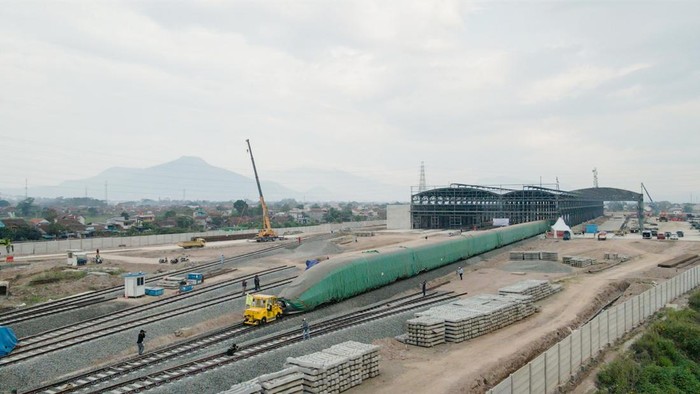 Intip Progres Kereta Cepat Jakarta-Bandung yang Operasi Tengah Tahun Ini Mengutip dari Instagram @keretacepat_id (KCIC), saat ini, untuk overall dari progres pembangunan Kereta Api Cepat Pertama di Indonesia ini sudah hampir selesai.