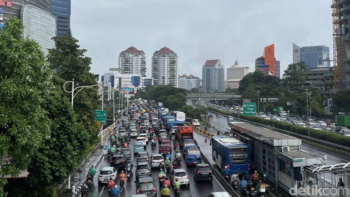 Jalan Letjen S Parman Arah Grogol Macet pukul 09.00 WIB.