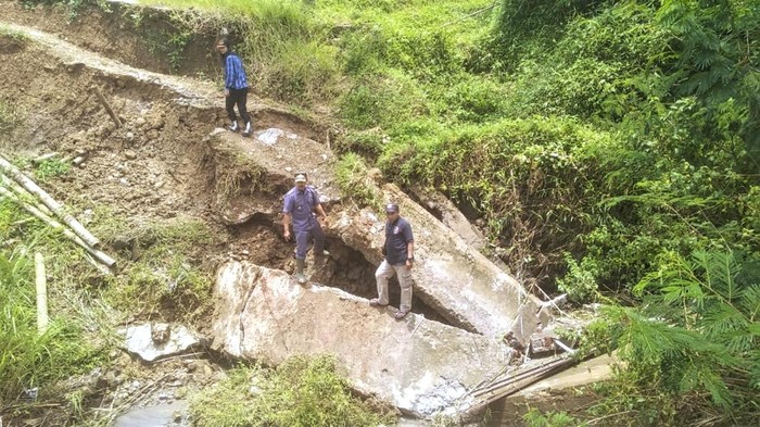 Jembatan ambruk di Kabupaten Sukabumi. Jembatan ambruk di Kabupaten Sukabumi.