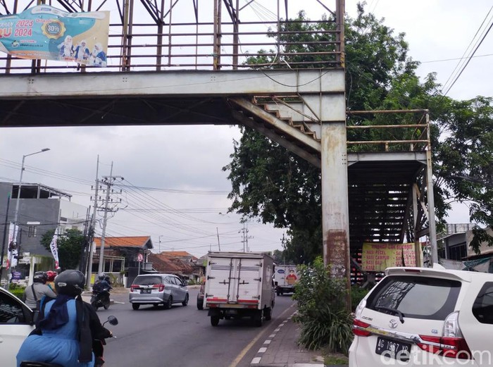 Jembatan Penyeberangan Orang (JPO) Aloha yang akan mulai dibongkar malam ini