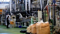 Pabrik milik Takemitsu Imazu ini berada di sekitar 7 km dari pembangkit nuklir Fukushima Dai-Ichi yang telah lumpuh.   