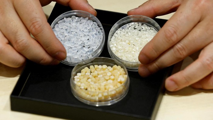 Jepang Sulap Beras Terkontaminasi Nuklir Jadi Plastik Rendah Karbon Takemitsu Imazu, President of Biomass Resin Fukushima shows ordinary plastic pellets, rice and brown pellets made with rice, during an interview with Reuters at its factory in Namie, about 7 km from the crippled Fukushima Dai-Ichi nuclear plant, Fukushima Prefecture, Japan February 28, 2023. REUTERS/Kim Kyung-Hoon REFILE - CORRECTING ID