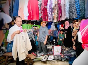 Saat Jokowi Beli Baju Koko Warna Krem di Kebumen, Prabowo Beli Peci