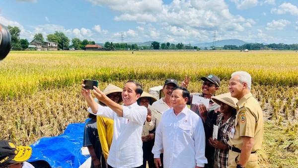 Potret Mesra Jokowi di Tengah Prabowo dan Ganjar