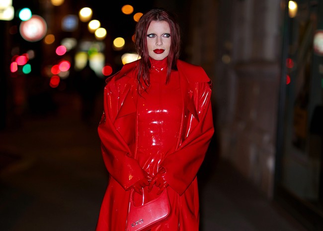Dress ketat merah berpadu apik dengan coat senada. Tidak ketinggalan, tas yang juga hadir dalam warna merah mencolok. (Foto: Rachpoot/Bauer-Griffin/GC Images)