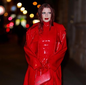 Foto: Julia Fox Absen dari Gaya Vulgar, Pilih Baju Serba Tertutup di Paris