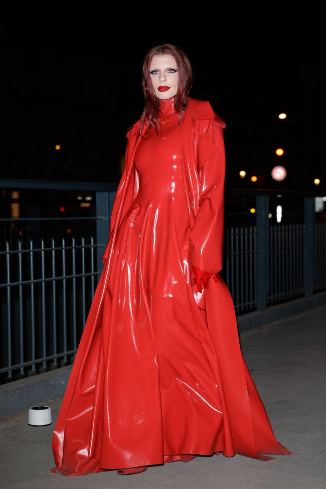 Setelah New York dan Milan, kini giliran Paris yang dikunjungi Julia Fox dalam rangkaian pekan mode dunia. Di Paris Fashion Week, Julia Fox tetap memberikan gaya terbaiknya, tapi dengan tampilan yang tak biasa. (Foto: Rachpoot/Bauer-Griffin/GC Images)